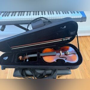 Beginner 3/4th violin with bow and case - great condition!